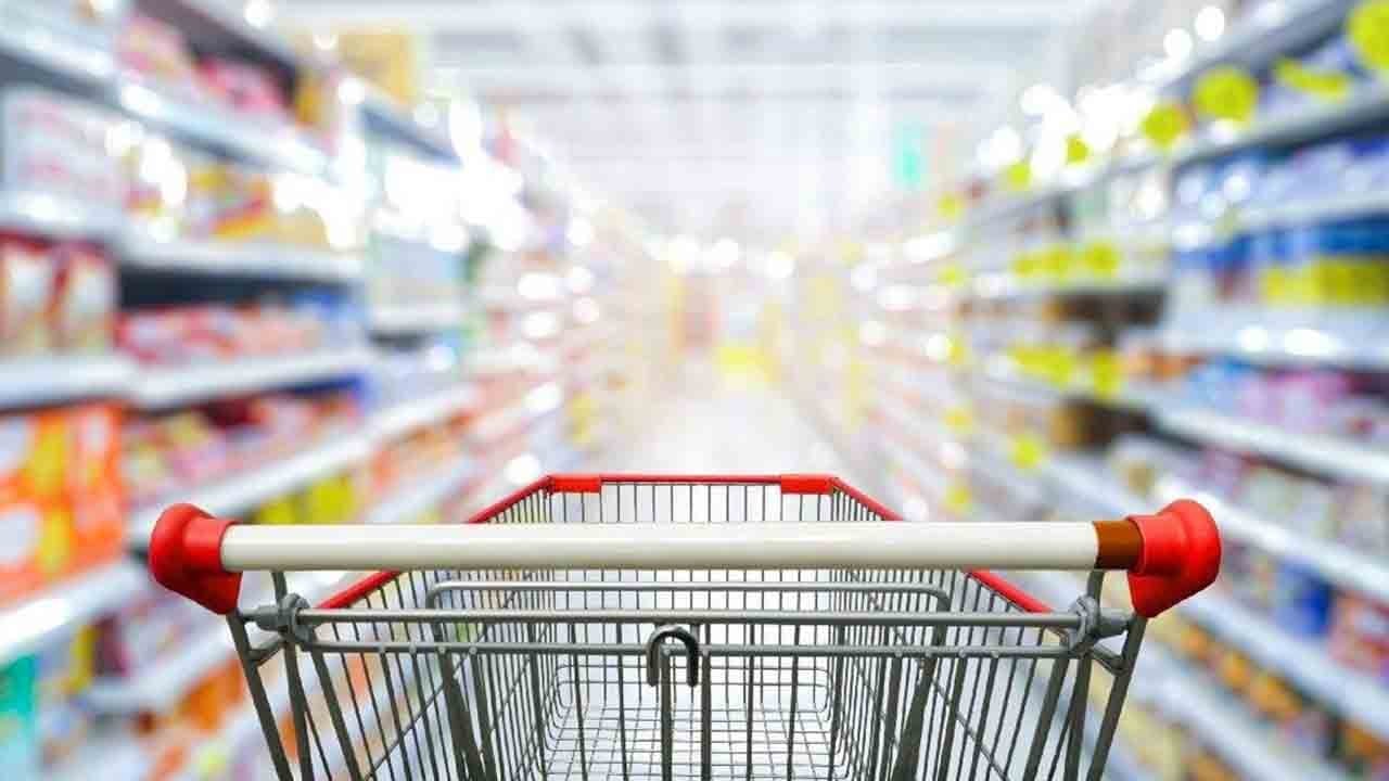 Zincir marketlerde pazar tartışması: Sektör karar konusunda ikiye bölündü