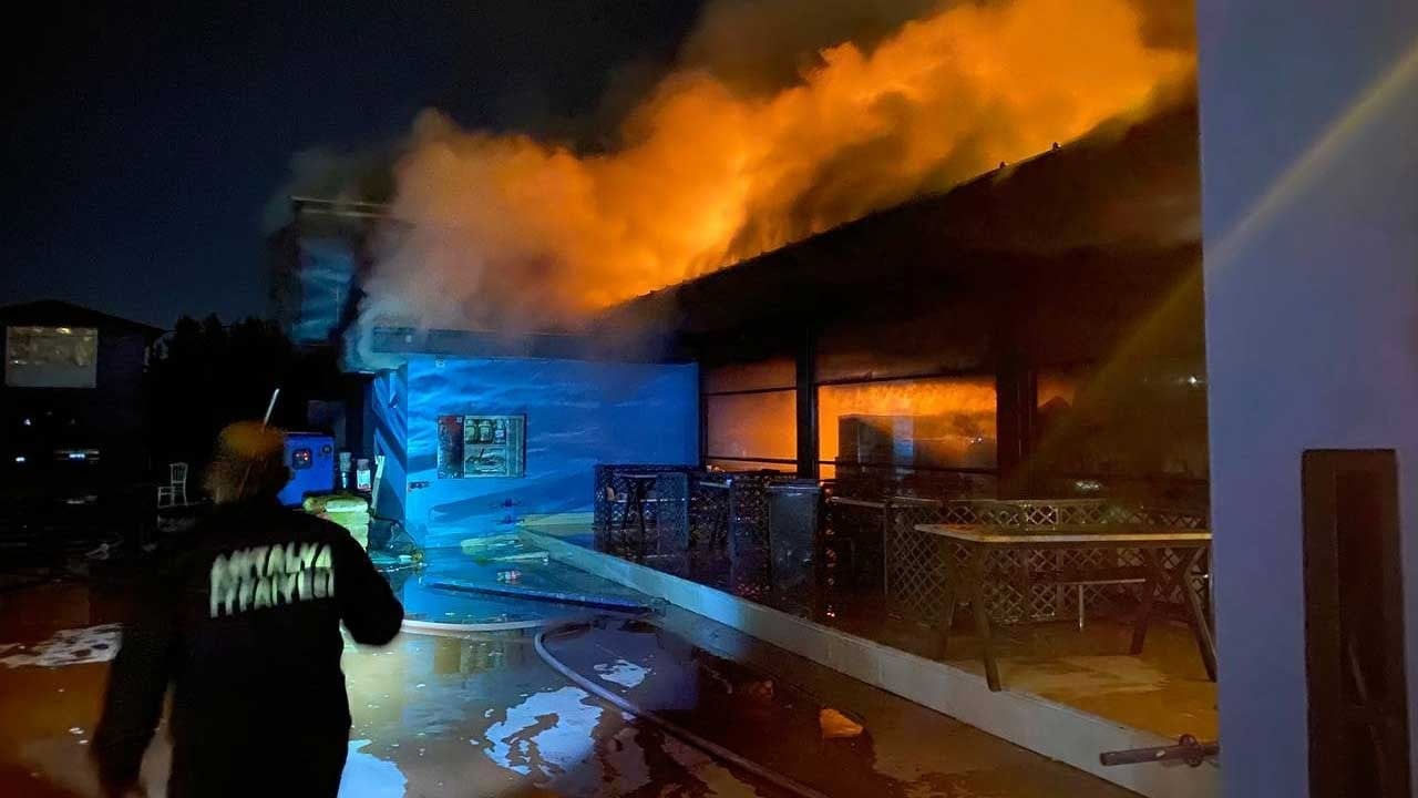 Zincir markette çıkan yangın hasara yol açtı