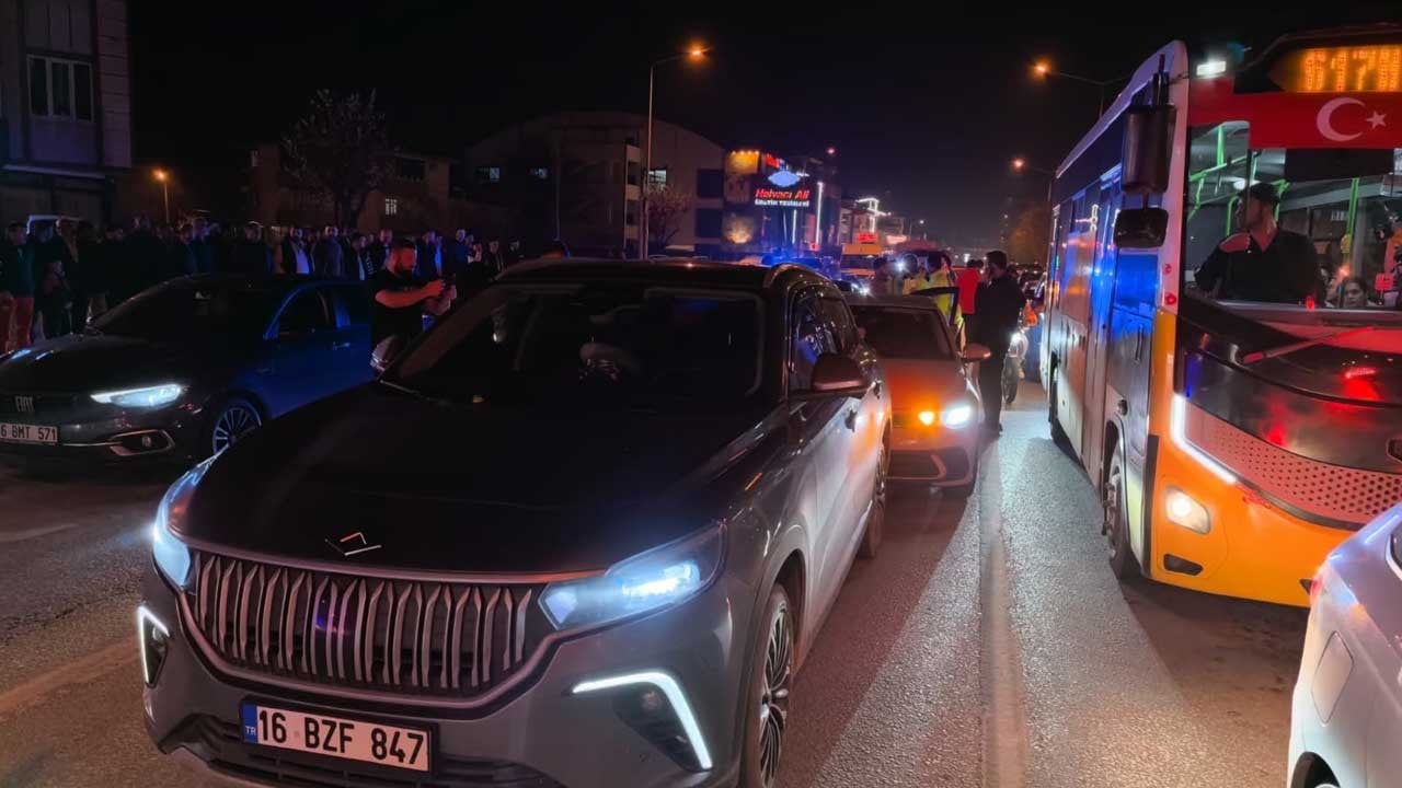 Zincirleme kaza sonrası yaralılar ekiplere zor anlar yaşattı