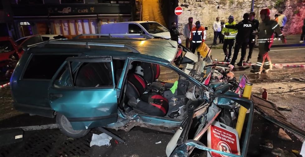 Zincirleme kazada araçlar hurdaya döndü