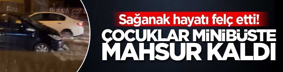 Adana’da sağanak hayatı felç etti! Minibüste mahsur kalan çocuklar kurtarıldı