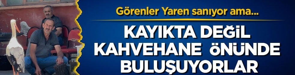 Görenler Yaren sanıyor ama... Kayıkta değil kahvehane önünde buluşuyorlar