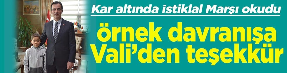 Kar altında İstiklal Marşı okudu Örnek davranışa Vali’den teşekkür