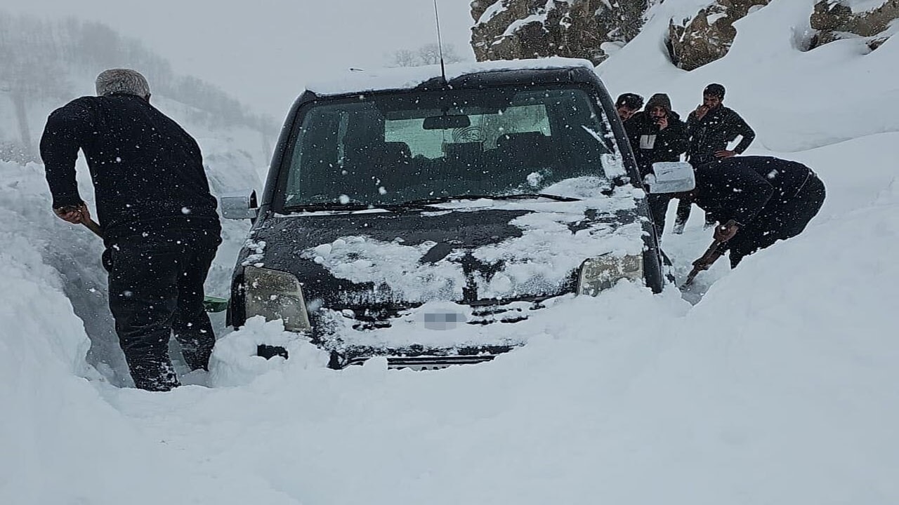 Bahçesaray’da çığ faciası kıl payı atlatıldı: Araçtaki aile ölümden son anda kurtuldu