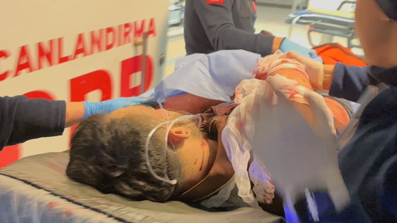 Evde sinirlenip cama yumruk attı, hastanede yaşam savaşı veriyor