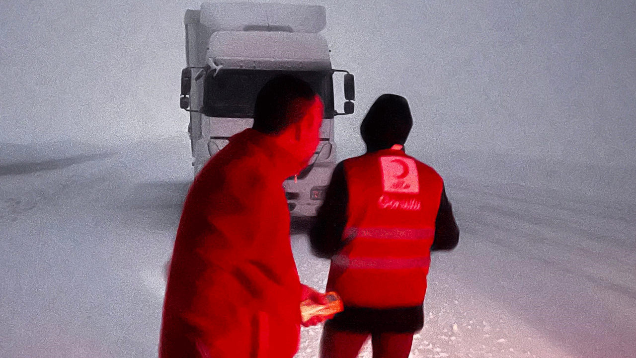 Kızılay yolda kalanların da imdadına yetişti