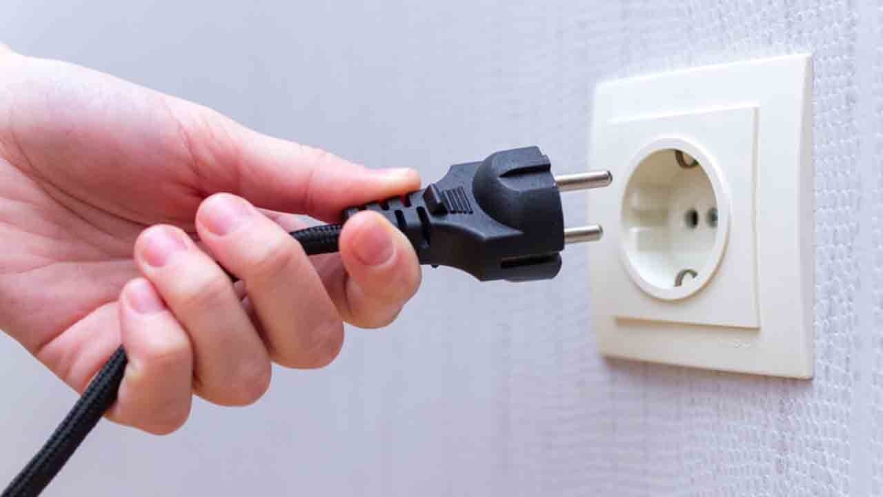 Tatil öncesi kritik uyarı: bilgisayarınızı kapatmak yetmez, fişini çekin