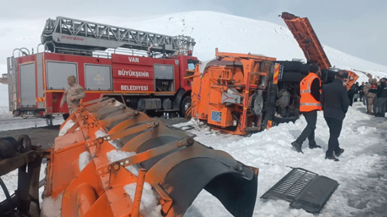 Van'da kar küreme aracı devrildi: 2 kişi öldü