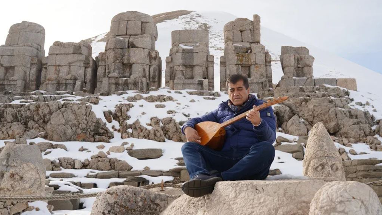 2 bin 100 yıllık tarihi eserin üzerinde sazını parçalayarak yapay zekayı protesto etmişti! Ünlü türkücüye soruşturma