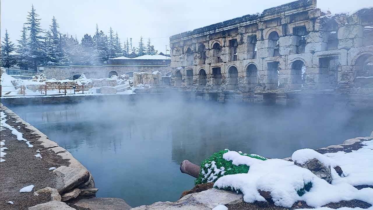 2 bin yıllık büyüleyici manzara! Roma Hamamı kar altında buharla dans etti!
