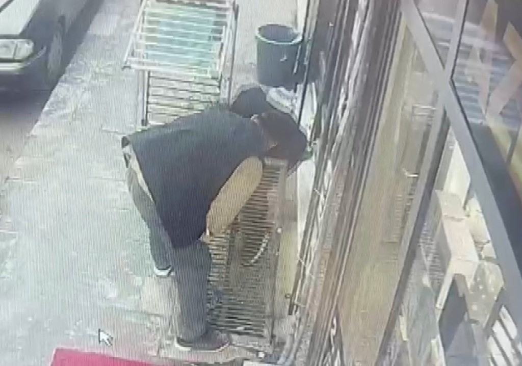 Açılan mazgaldan havalandırma boşluğuna düşen çocuk yaralandı