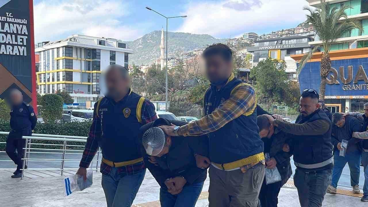 Alanya’da Bıçaklı ve Zincirli Kavga: 3 Kişi Tutuklandı