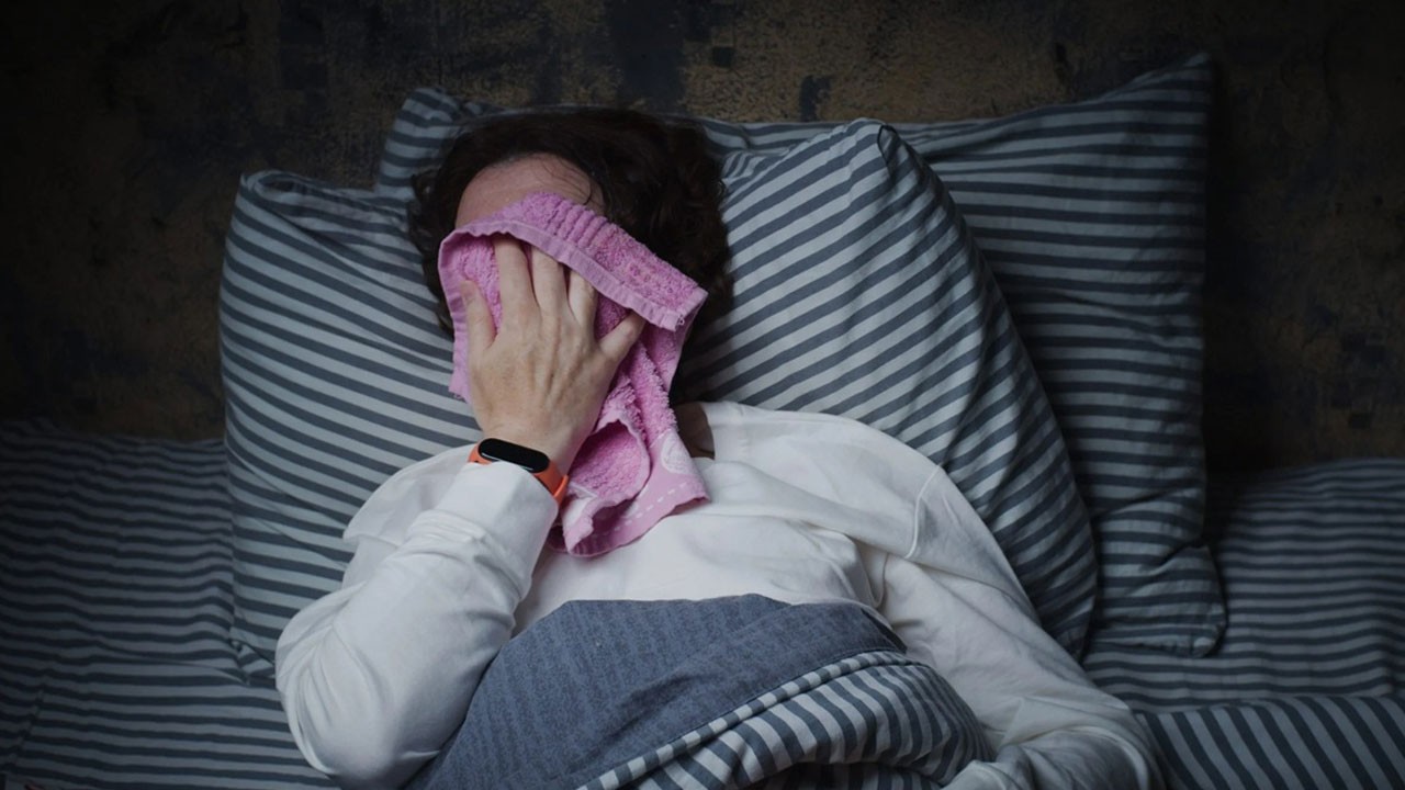 Altında ciddi nedenler yatıyor! Geceleri terden uyanıyorsanız dikkat