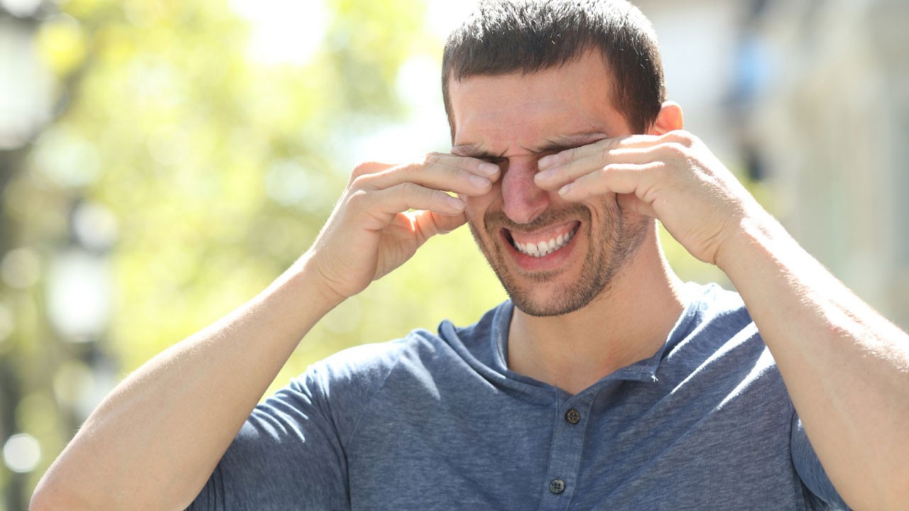 Aman ihmal etmeyin! İşte geçmeyen göz kaşıntısının nedeni