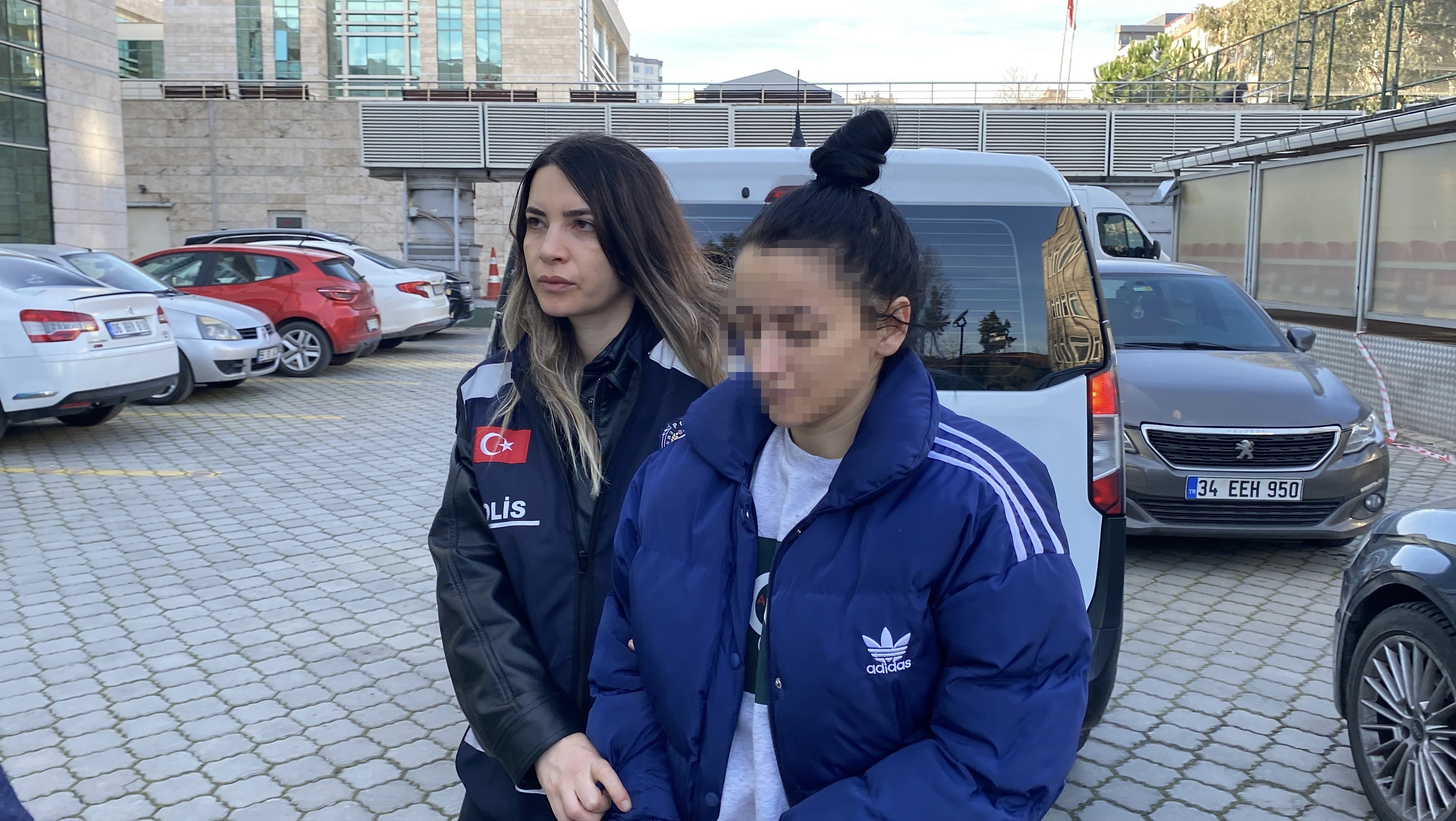 Arkadaşlarını elektrik süpürgesinin demiriyle dövüp, telefonunu gaspeden 2 kadına gözaltı