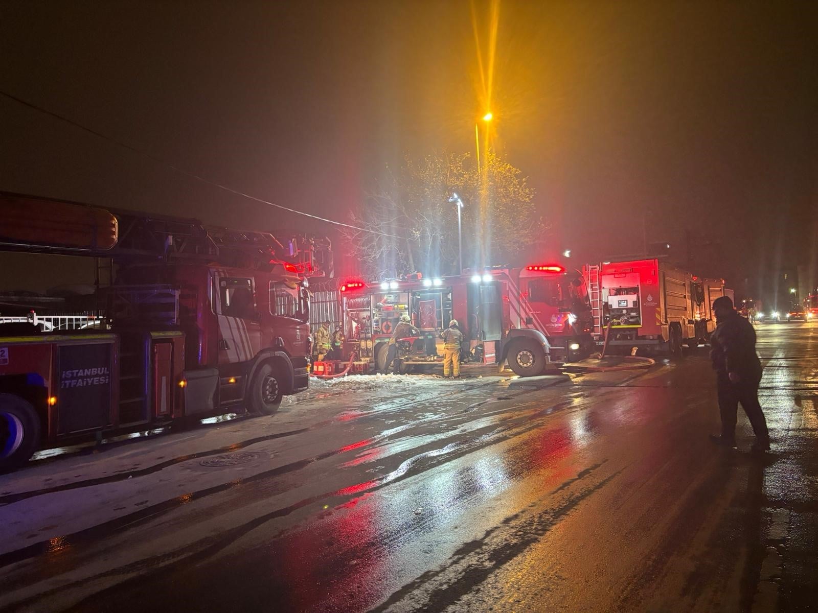 Avcılar’da tekstil atölyesine ait depo alevlere teslim oldu