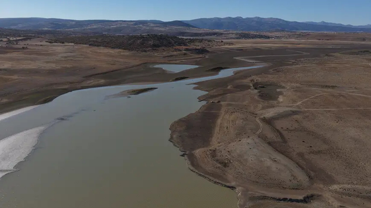 Baraj çekilince tarihi köprü ortaya çıktı!