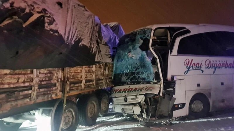 Bingöl-Erzurum yolunda feci kaza: Buzda kayan tıra otobüs çarptı!