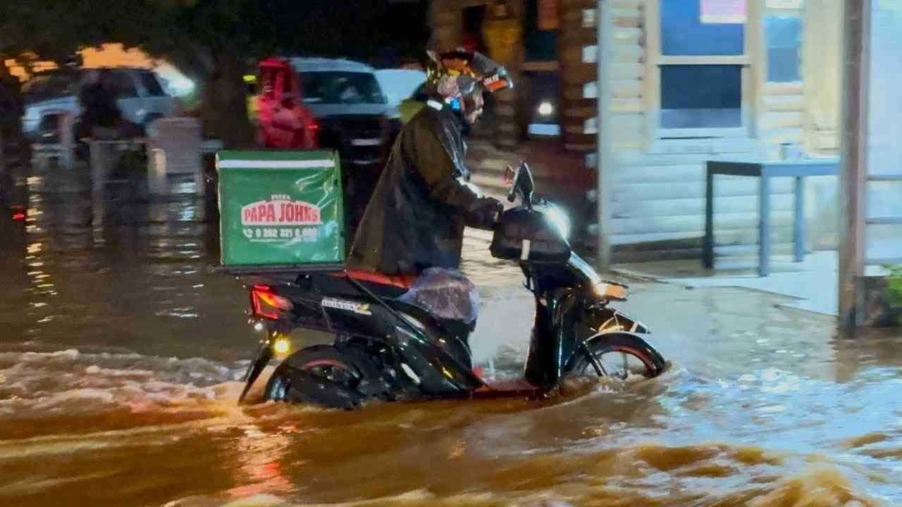 Bodrum’da ev ve iş yerleri göle döndü