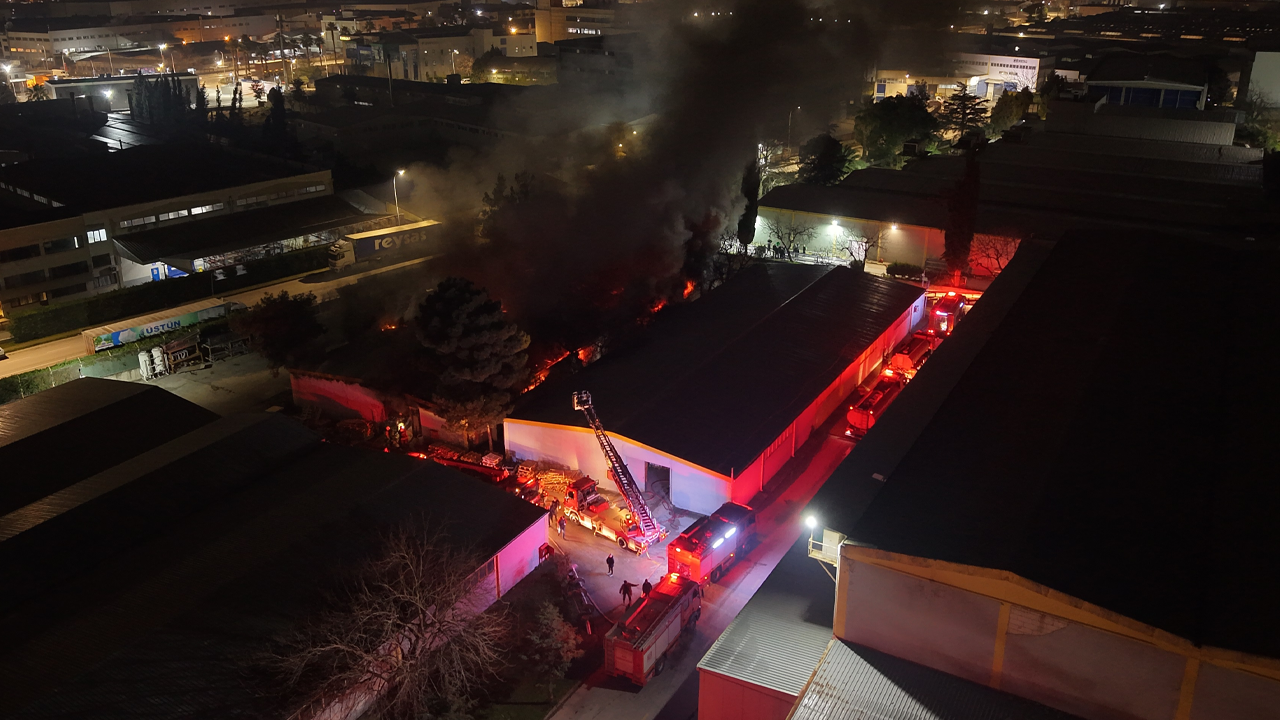 Bursa'da tekstil fabrikasının deposunda yangın