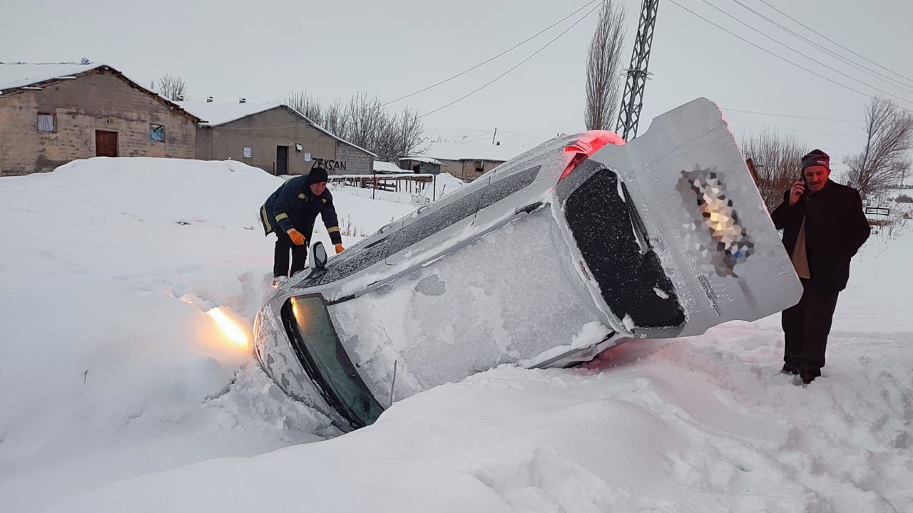 Buzlanma kazaya yol açtı! Hafif ticari araç kanala devrildi