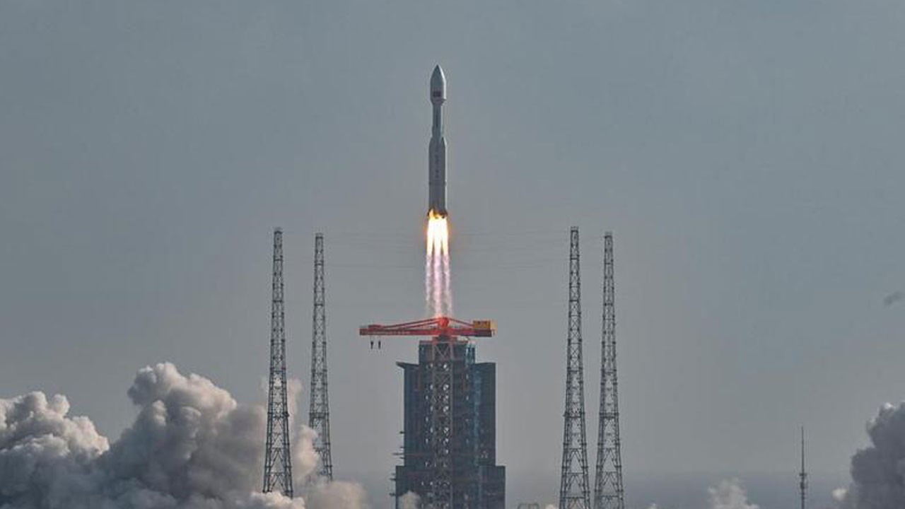 Çin, yeni internet uydularını Uzun Yürüyüş-8A roketiyle uzaya gönderdi