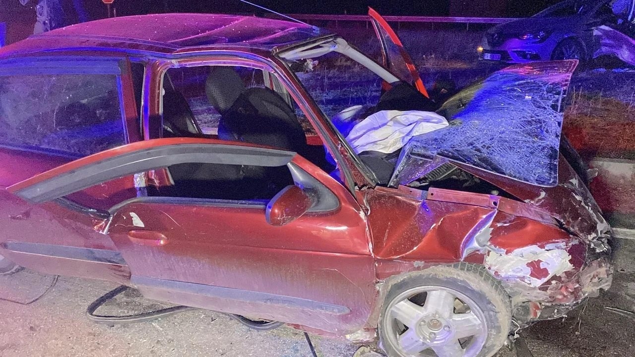 Çorum’da iki otomobil kafa kafaya çarpıştı: 3’ü çocuk 8 yaralı