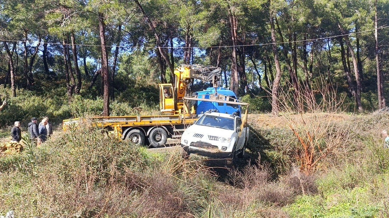 Direksiyon hakimiyetini kaybetti! Kamyonet dereye uçtu