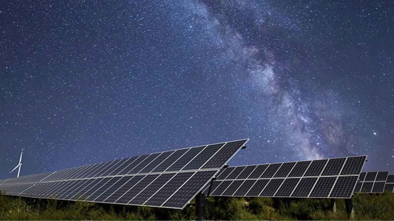 Dünyaya teknoloji dersi! Güneş panelleri artık hem elektrik hem reklam üretecek