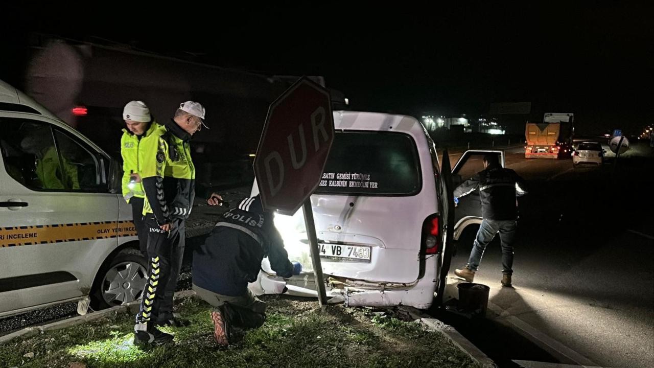 Edirne'de "dur" ihtarına uymayan minibüste 20 kaçak göçmen yakalandı
