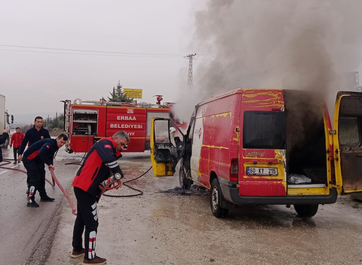 Erbaa’da alevler geceyi yaradı! Kargo minibüsü bir anda küle döndü