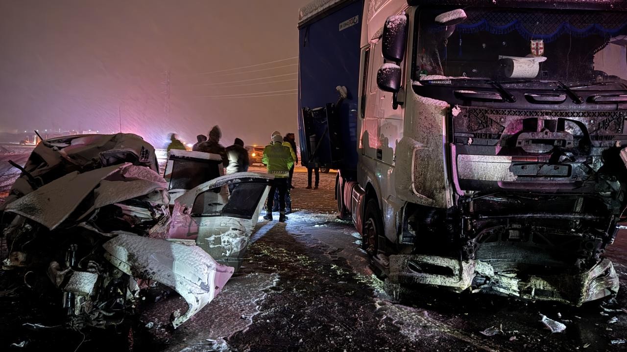 Erzurum'da feci kaza: Tırla çarpışan otomobildeki 4 kişi hayatını kaybetti
