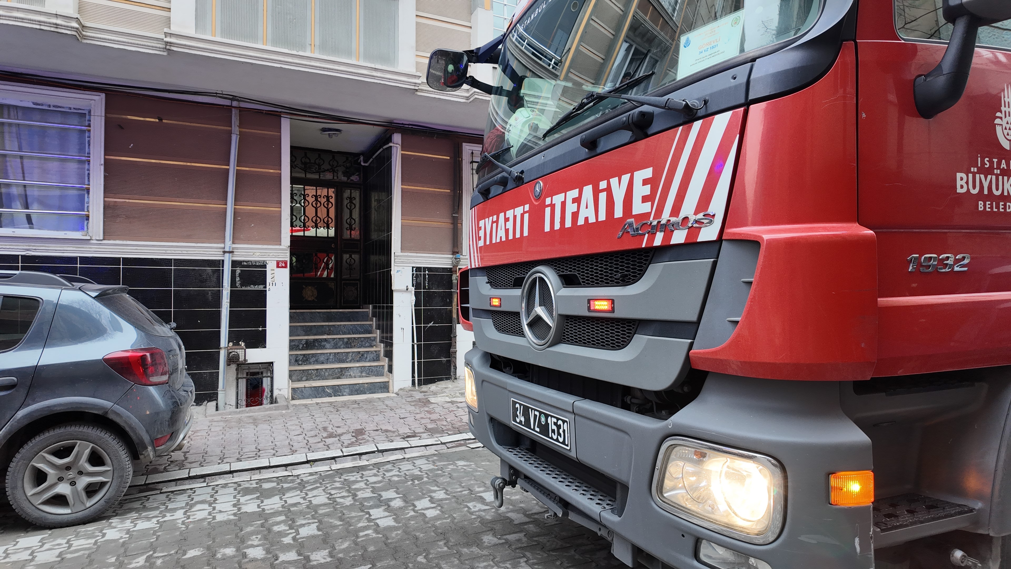 Esenyurt’ta akılalmaz anlar! Yolun ortasında durdurduğu aracın üzerine çıkıp zıpladı: Sürücü neye uğradığını şaşırdı!