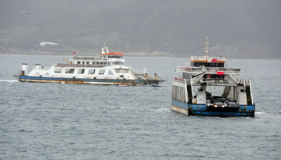 Feribot bekleyenlere kötü haber: Gökçeada ve Bozcaada'ya fırtına engeli
