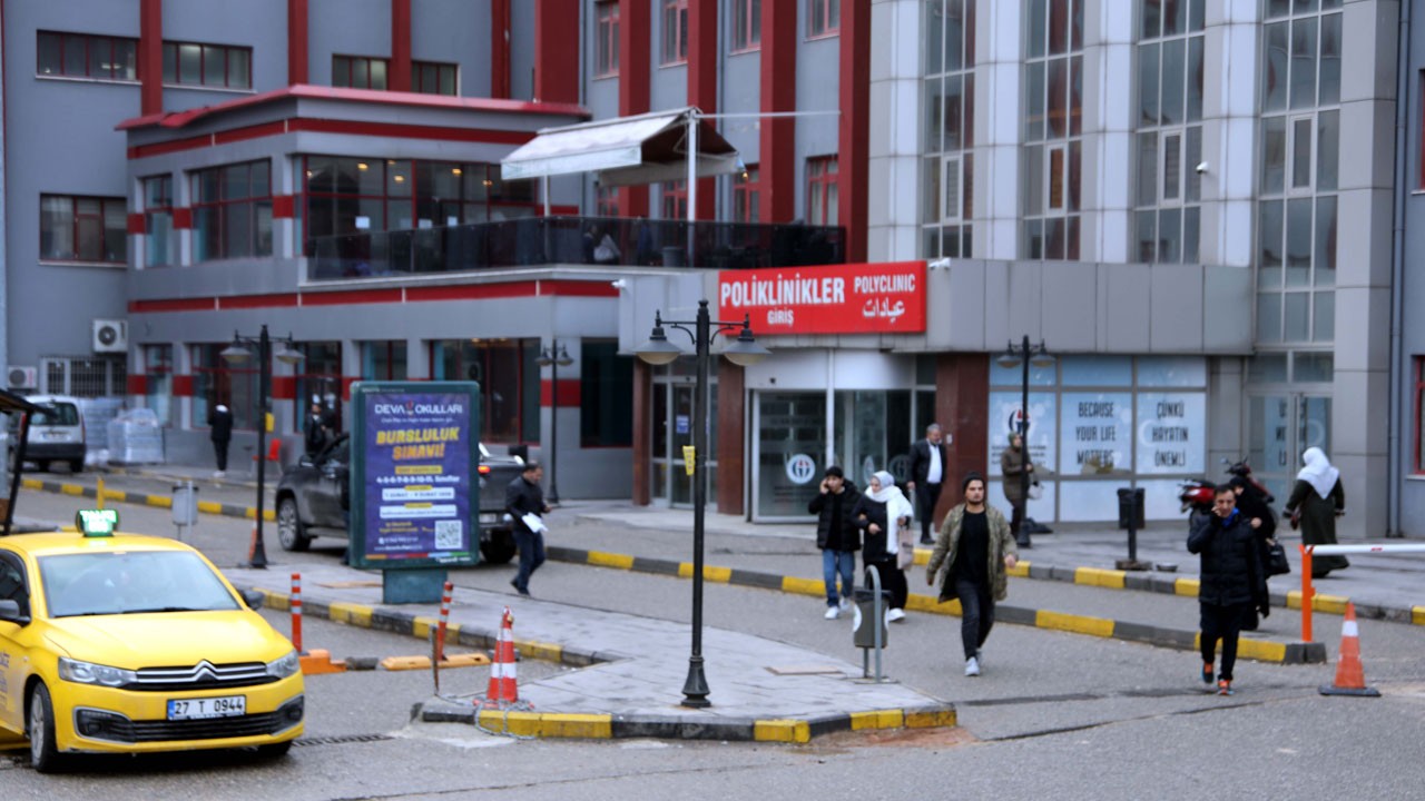 Gaziantep’te dehşet! Eşini kaldırım taşıyla dövdü