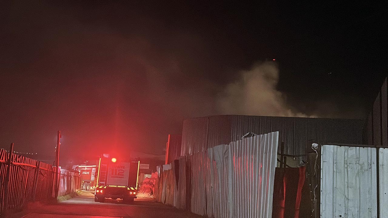 Geri dönüşüm deposunda yangın çıktı