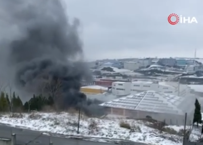 Hadımköy'de dev yangın! Fabrikadan yükselen alevler gökyüzünü kapladı!