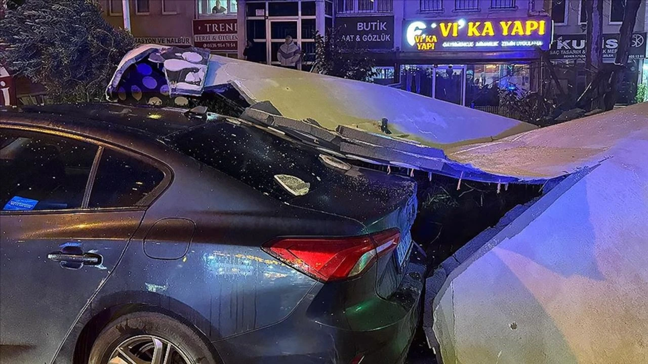 İstanbul'da şiddetli fırtına duvar devirdi!