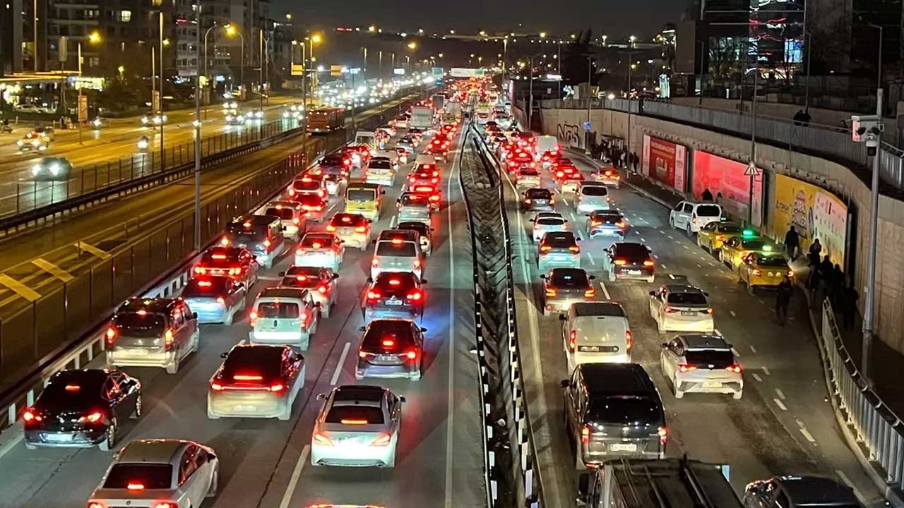 İstanbullu trafikte kaldı! Yoğunluk yüzde 83'e ulaştı