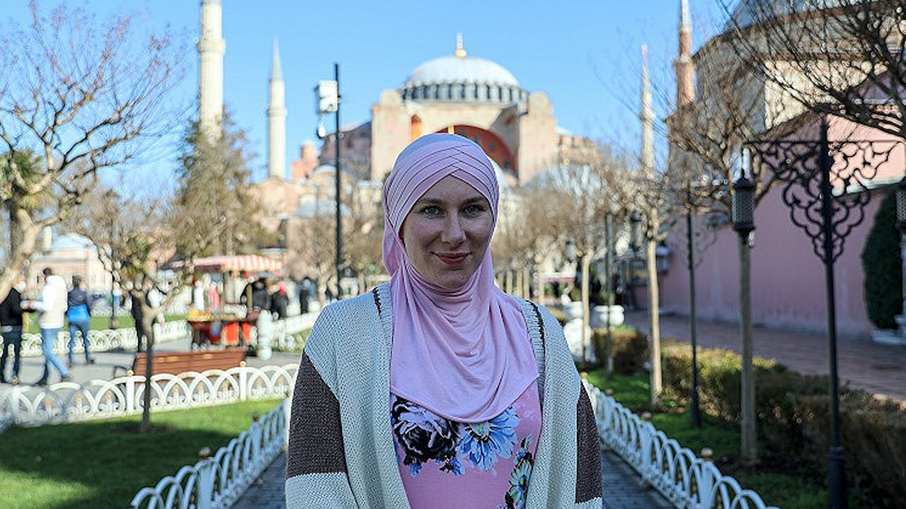İstanbul'u ziyaret eden ünlü oyuncu Müslüman olup İslam'ı anlatmaya başladı