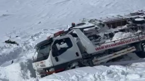 Kar ve buz affetmedi! Karayazı'da çekici dehşeti: Üzerindeki araçla birlikte devrildi