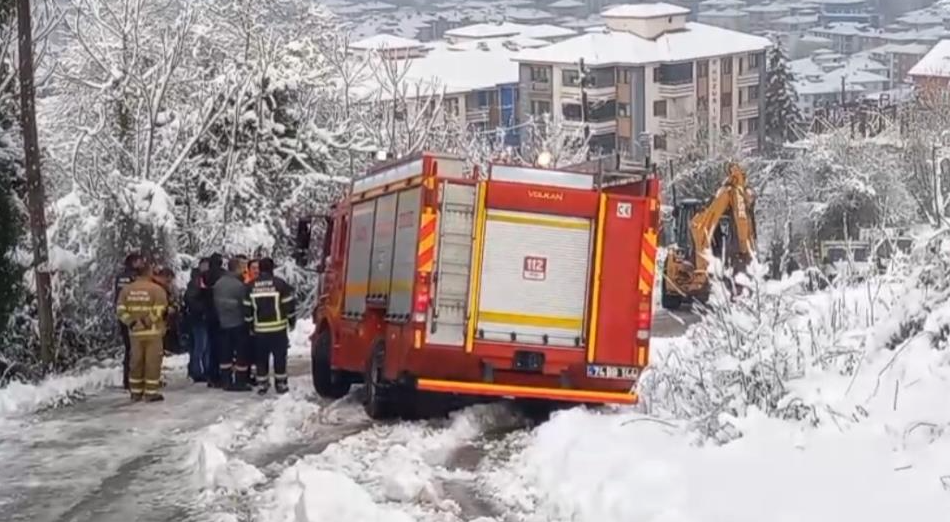 Karlı yolda kayan kamyon işçiyi yaraladı