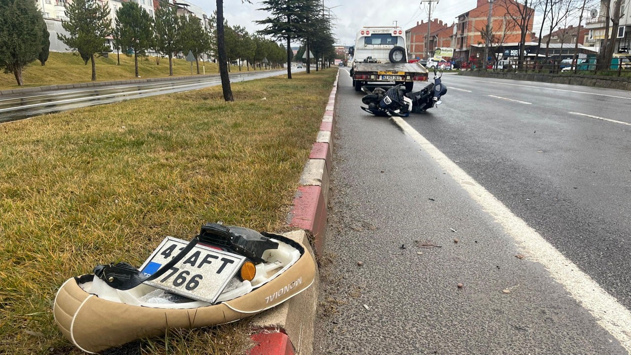 Kavşakta çarpıştılar! Motosikletteki 2 kişi ağır yaralı