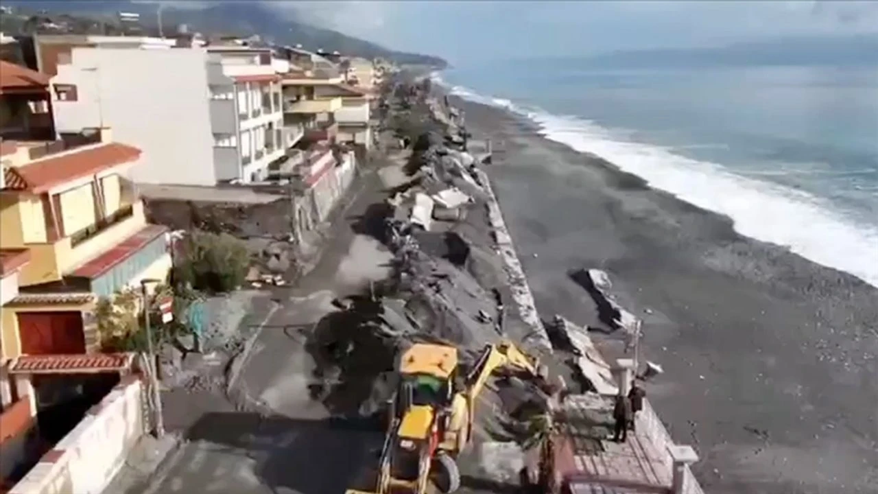 Kuvvetli yağışlar evleri yuttu!