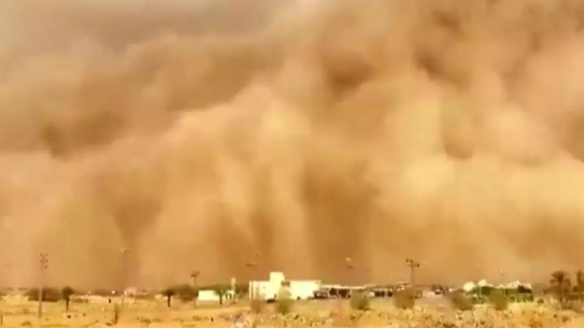 Libya'da turuncu kabus! Trablus'ta kum fırtınası uçuşları ve hayatı vurdu