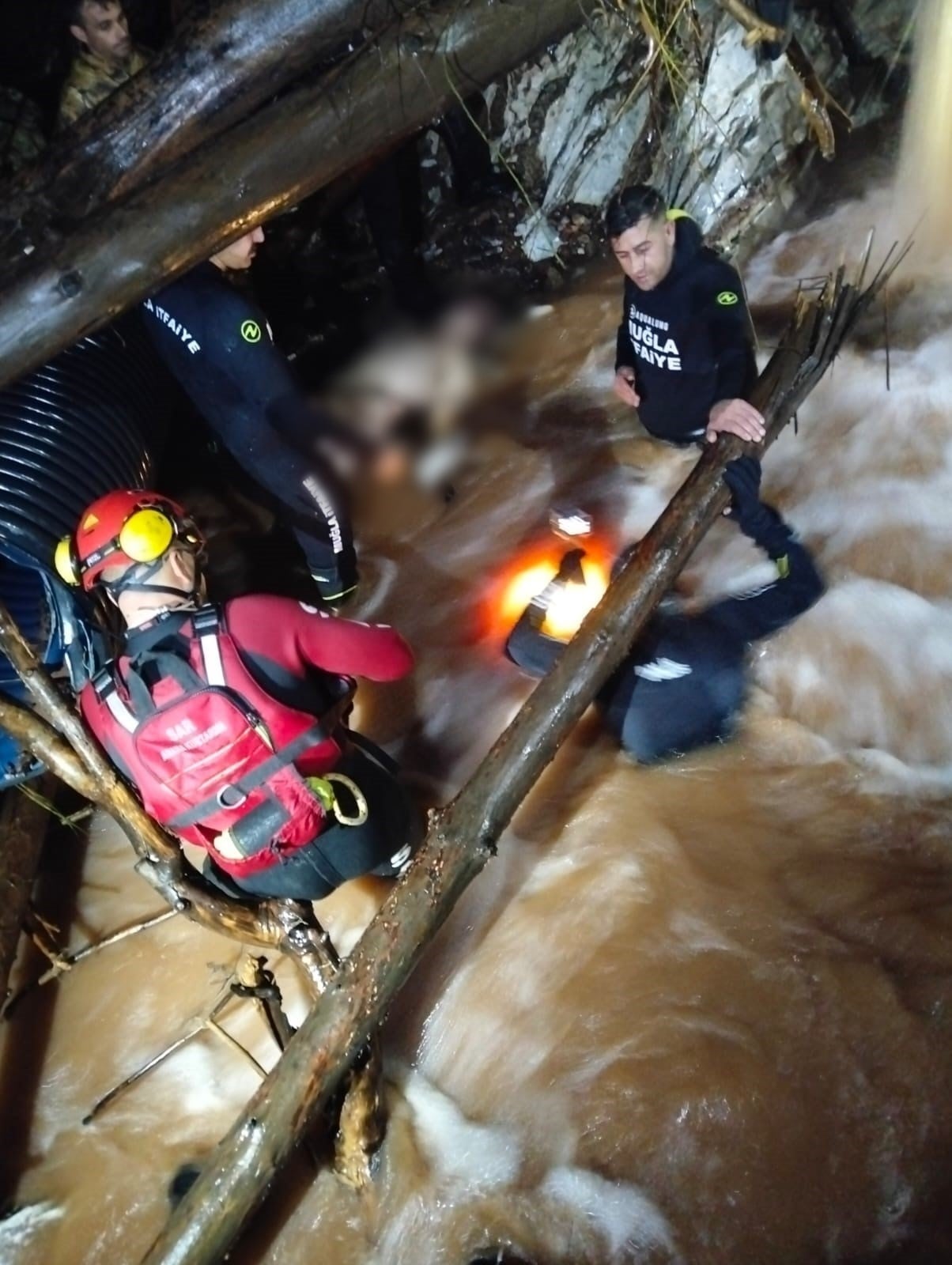 Marmaris'te sel faciası: Uyarılara rağmen dereye giren sürücü canından oldu