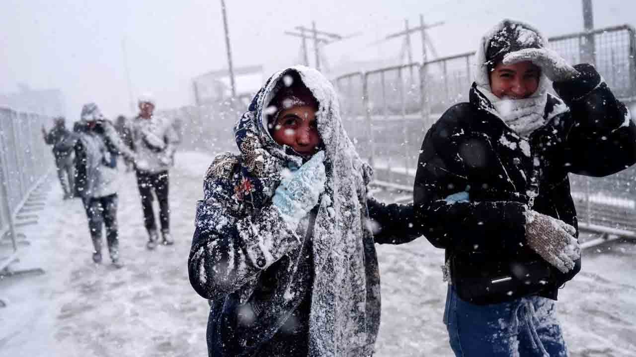Meteoroloji tarih verdi: İstanbul’a pazar gecesi kar geri dönüyor