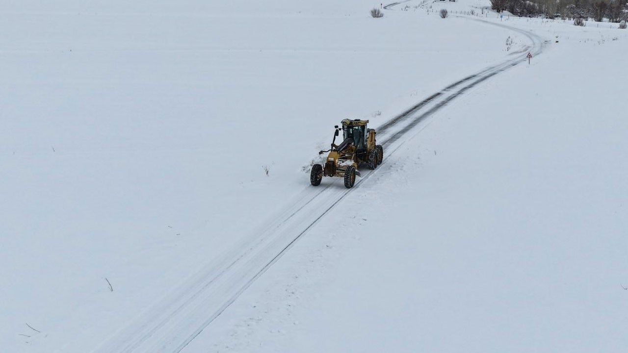 O ilimizde kar yolları kapattı! 283 yerleşim yerine ulaşım kesildi