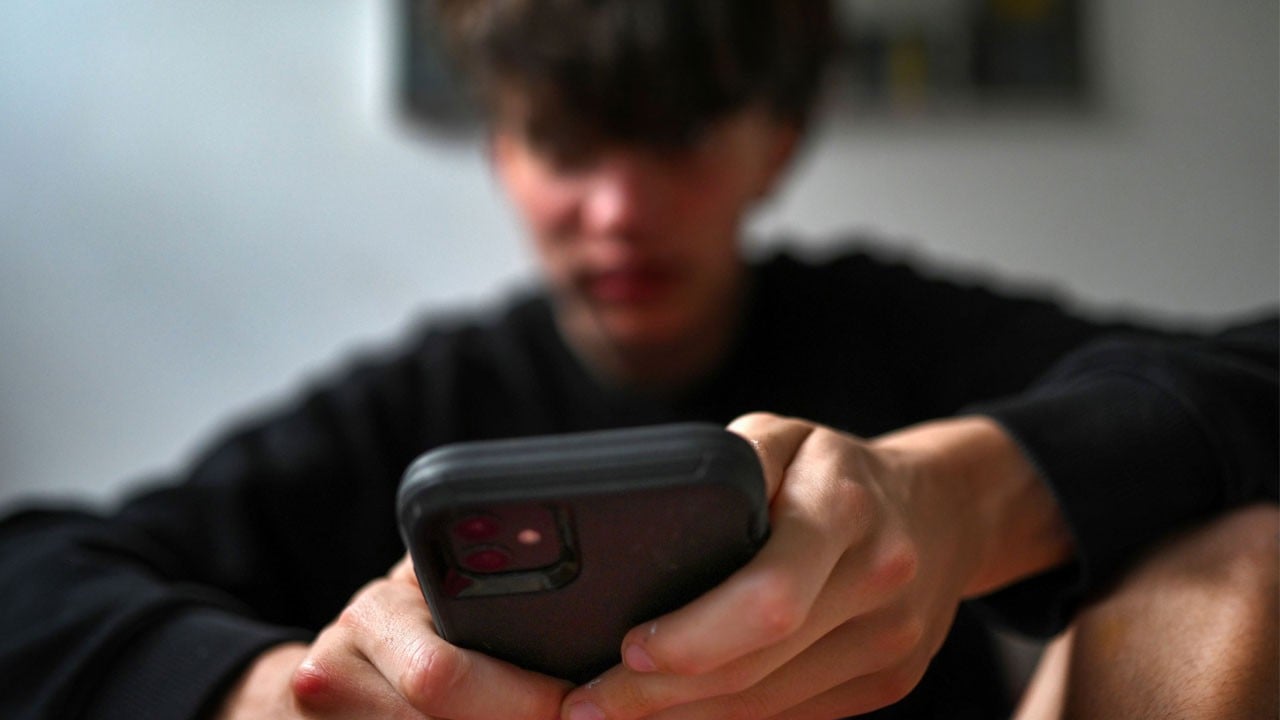 O ülkede 16 yaş altına sosyal medya yasağını resmen başladı