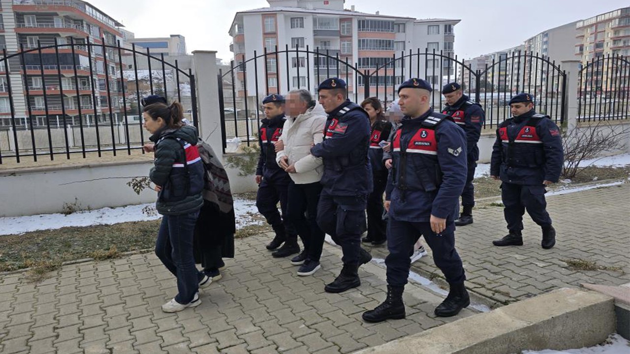 Ölen kardeşinin kimliğiyle 21 yıl devleti dolandırdı